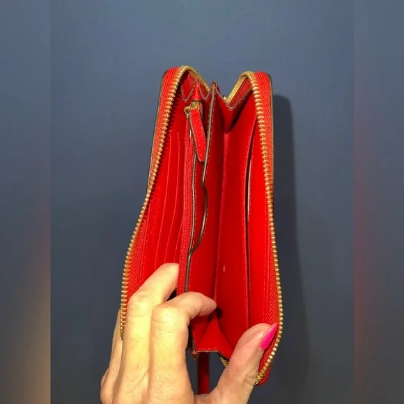 Michael Kors Jet Setter continental wallet with wristlet.
